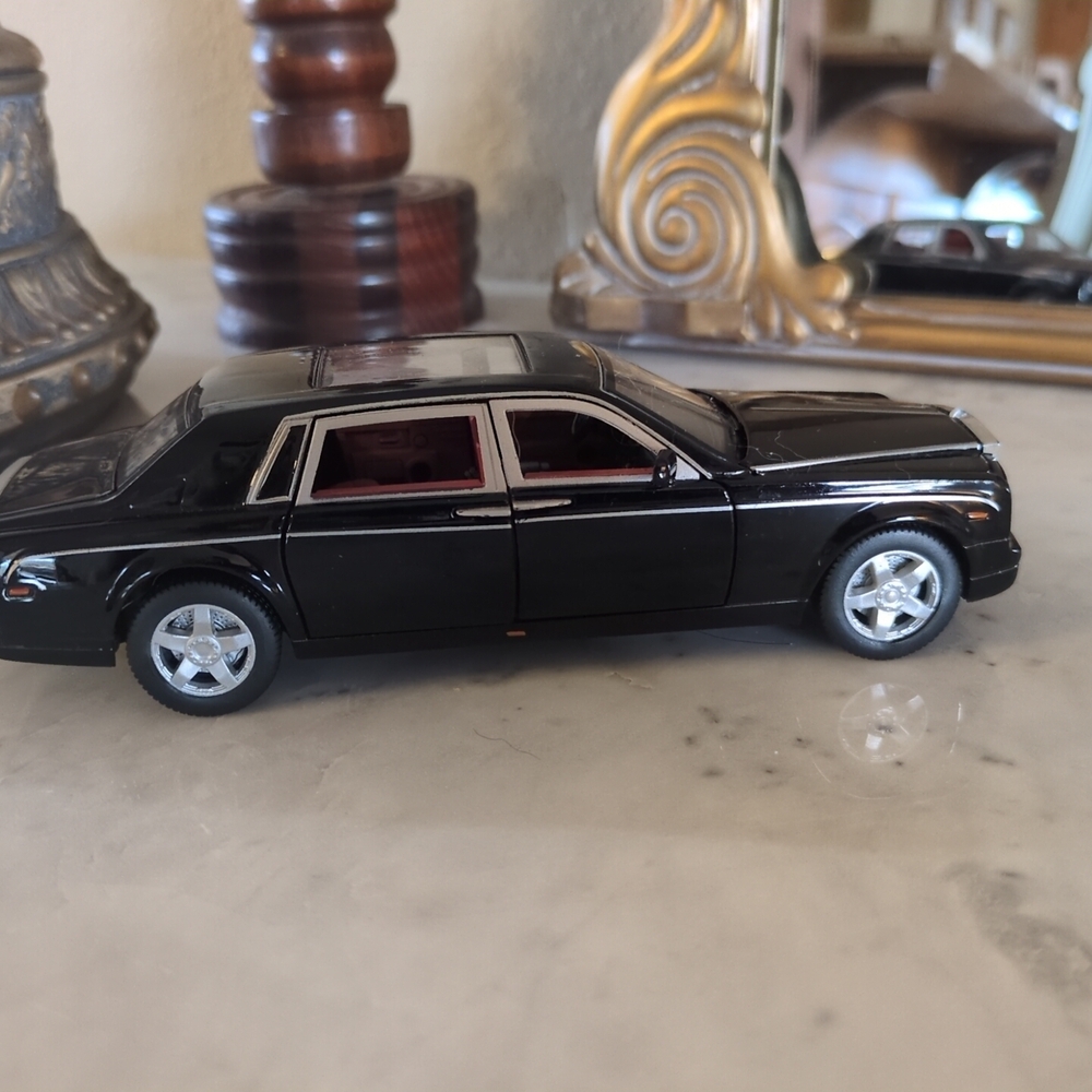 Rolls Royce Phantom 1/24 Scale Diecast Model Car Black- Missing Pieces